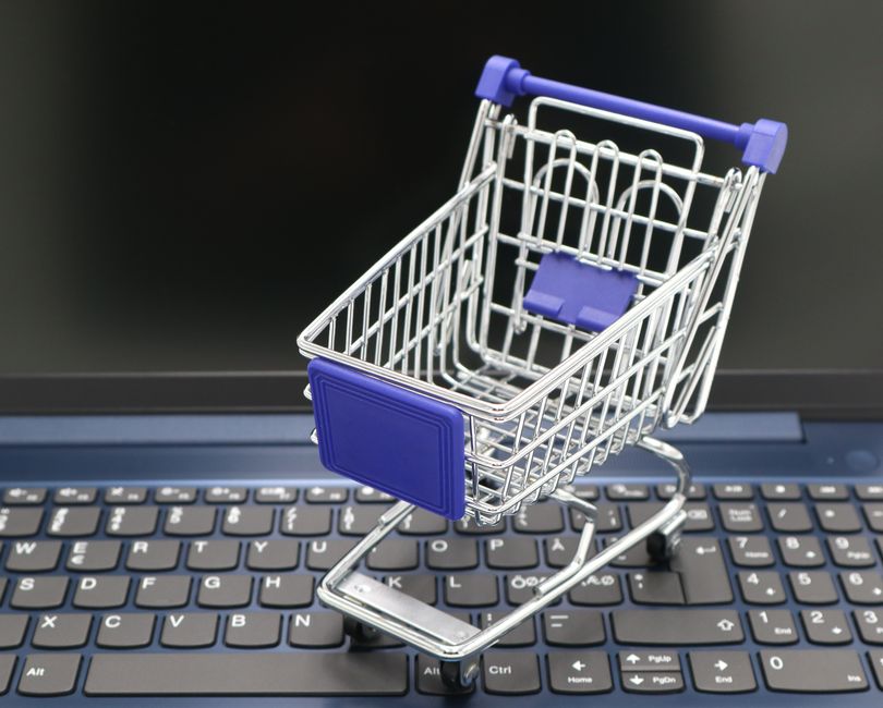 Online shopping cart icon representing order bumps and upsells at checkout